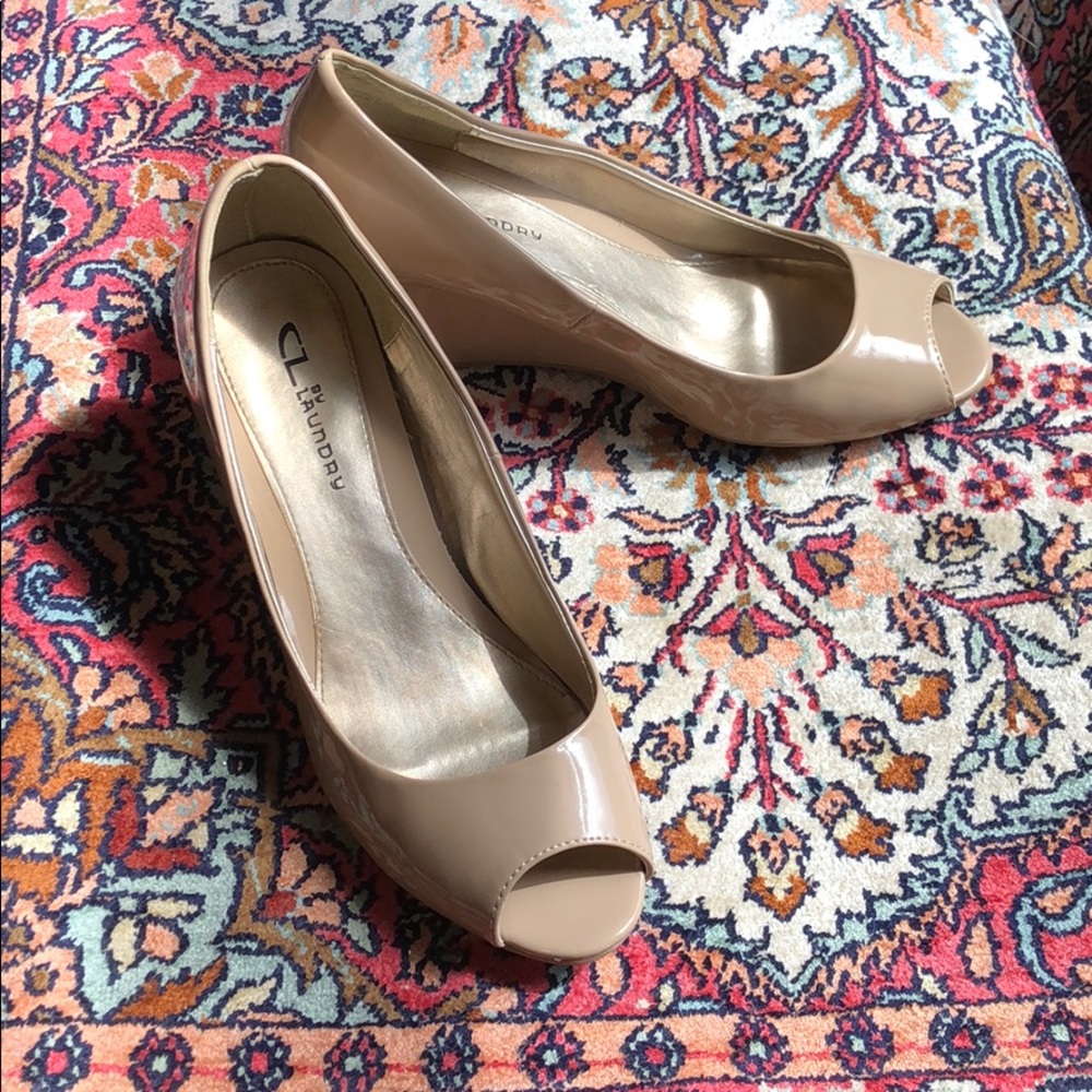 Chinese Laundry 9W nude peep toe patent wedges